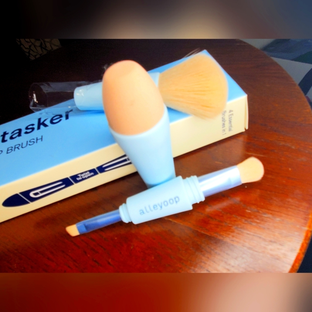 5/75$ ALLEYOOPMulti-Tasker: Makeup Brush - 4 in 1